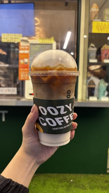 韓国旅行中に気軽に入れて、
失敗しないチェーンカフェってありがたいですよね！
私が実際に行って「ここは安心しておすすめできるな」
と思ったチェーンをいくつか紹介します。

まずは「PAIK'S COFFEE」。
とにかくドリンクのサイズが大きい！しかも安い！
アイスアメリカーノは1,500ウォンくらいで、
量もたっぷりあるからコスパ抜群です。

「Compose Coffee」も最近店舗が増えてて、
味も安定してて好き。
コーヒーだけじゃなくて
スムージー系もけっこう美味しいので、
暑い日にもおすすめです！

あとは「Ediya Coffee」もやっぱり外せません。
地方にも多くて、
旅行先でちょっと休憩したい時に本当に助かります。
最近は店舗によってデザートの種類も違ったりして、
意外と楽しめますよ。