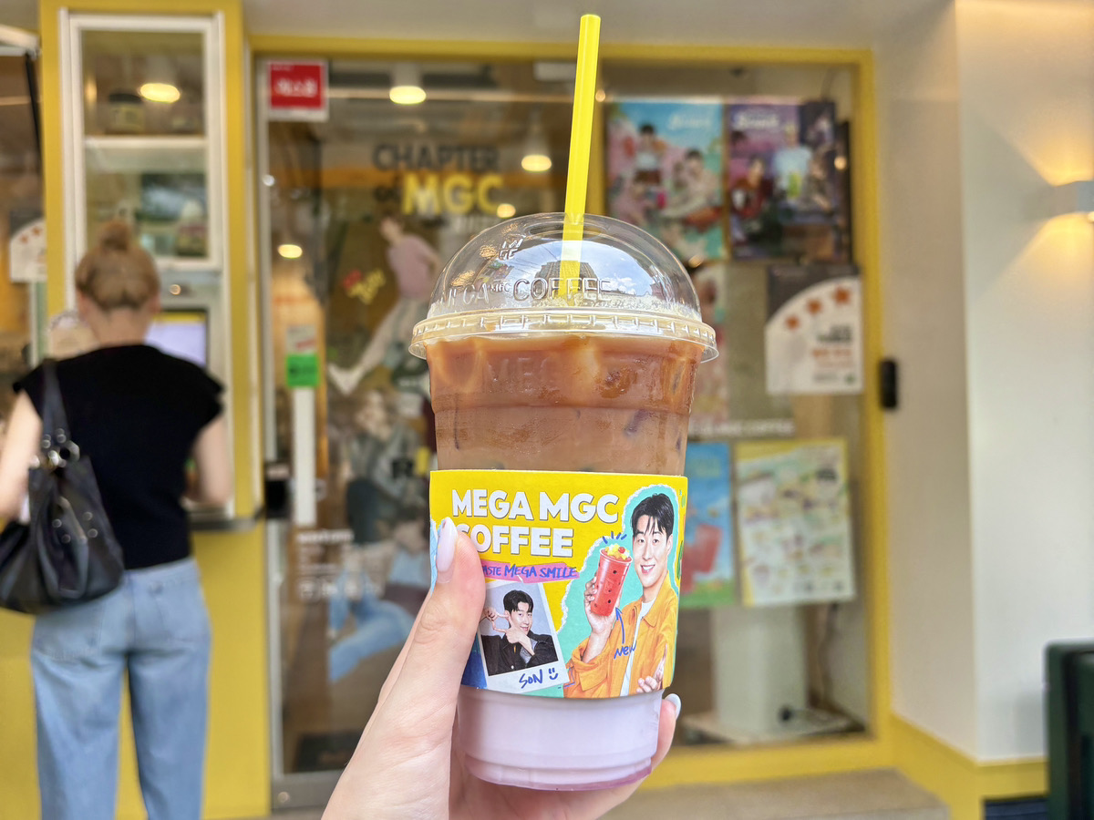韓国旅行中に気軽に入れて、
失敗しないチェーンカフェってありがたいですよね！
私が実際に行って「ここは安心しておすすめできるな」
と思ったチェーンをいくつか紹介します。

まずは「PAIK'S COFFEE」。
とにかくドリンクのサイズが大きい！しかも安い！
アイスアメリカーノは1,500ウォンくらいで、
量もたっぷりあるからコスパ抜群です。

「Compose Coffee」も最近店舗が増えてて、
味も安定してて好き。
コーヒーだけじゃなくて
スムージー系もけっこう美味しいので、
暑い日にもおすすめです！

あとは「Ediya Coffee」もやっぱり外せません。
地方にも多くて、
旅行先でちょっと休憩したい時に本当に助かります。
最近は店舗によってデザートの種類も違ったりして、
意外と楽しめますよ。