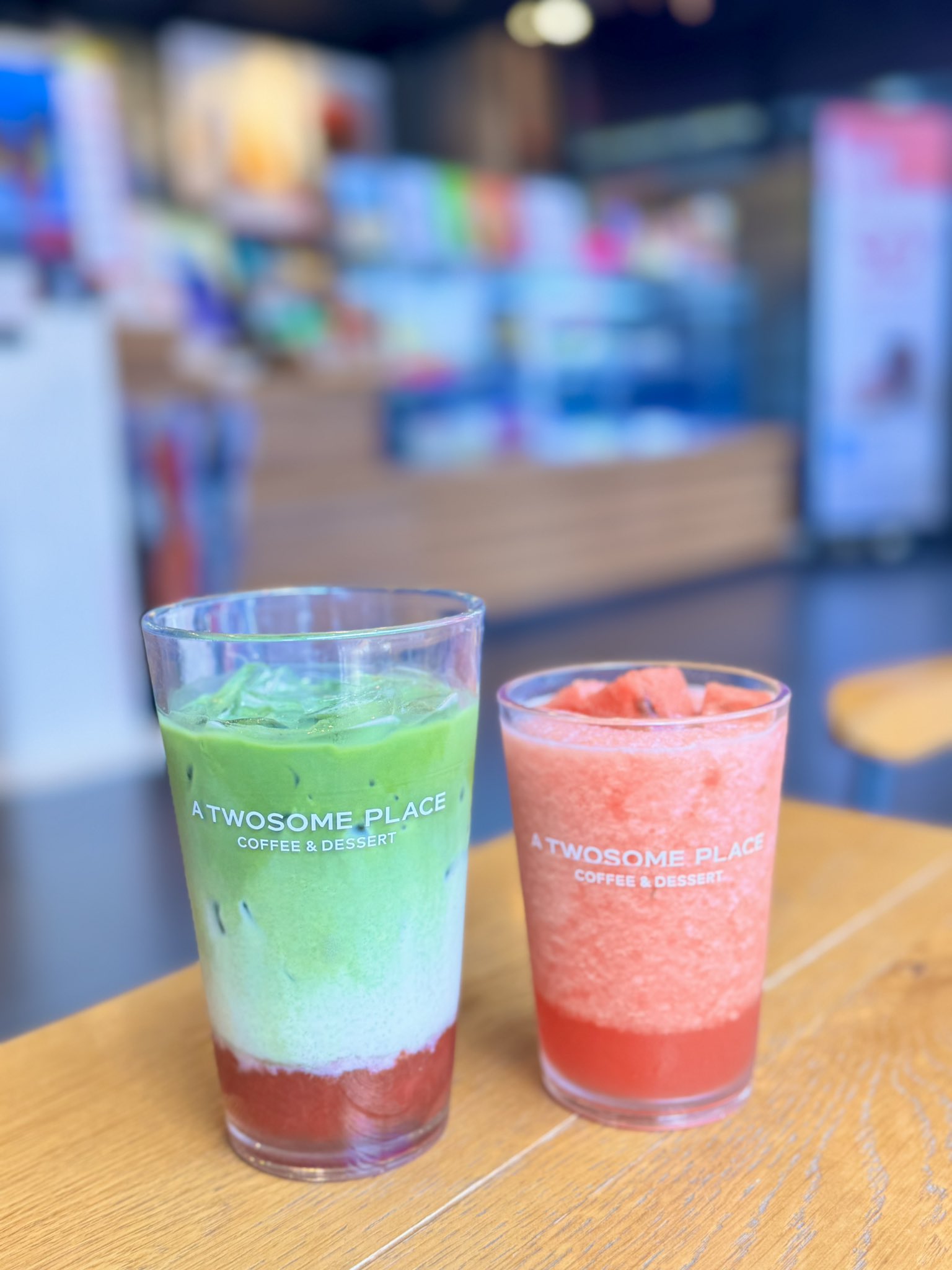 韓国旅行中に気軽に入れて、
失敗しないチェーンカフェってありがたいですよね！
私が実際に行って「ここは安心しておすすめできるな」
と思ったチェーンをいくつか紹介します。

まずは「PAIK'S COFFEE」。
とにかくドリンクのサイズが大きい！しかも安い！
アイスアメリカーノは1,500ウォンくらいで、
量もたっぷりあるからコスパ抜群です。

「Compose Coffee」も最近店舗が増えてて、
味も安定してて好き。
コーヒーだけじゃなくて
スムージー系もけっこう美味しいので、
暑い日にもおすすめです！

あとは「Ediya Coffee」もやっぱり外せません。
地方にも多くて、
旅行先でちょっと休憩したい時に本当に助かります。
最近は店舗によってデザートの種類も違ったりして、
意外と楽しめますよ。