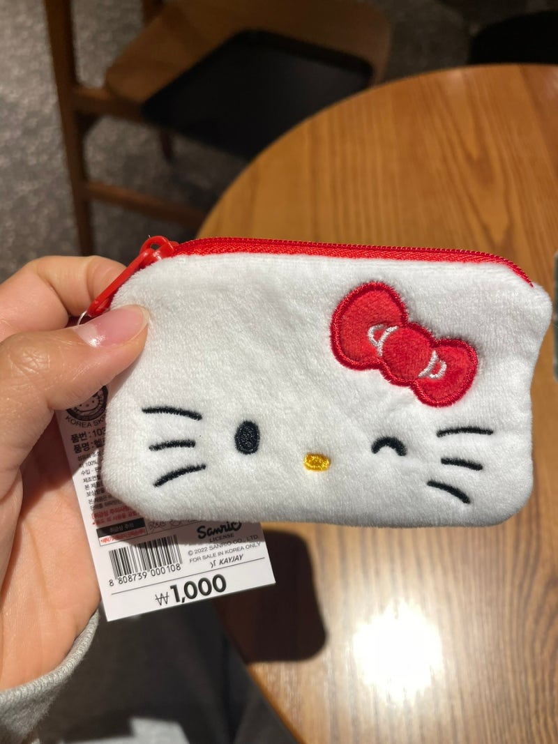韓国のダイソーって、ちょっとした雑貨とか日用品の種類がすごく豊富で、ふらっと入ったつもりがついつい長居しちゃいます。
この前たまたま買ってみた「ワンプッシュで開くケース」が便利すぎて感動しました。
シートマスク入れたり、コットンを入れたり、使い道が多すぎる！しかも1100ウォン。

あと「ミニ収納ボックス」もよかったです。
無印っぽい見た目で、細々した文具とか整理するのにぴったりでした。
これはもう次行ったら追加で買う予定です！

みんなの「韓国ダイソーでこれ買って正解だった」アイテムもぜひ教えてください！