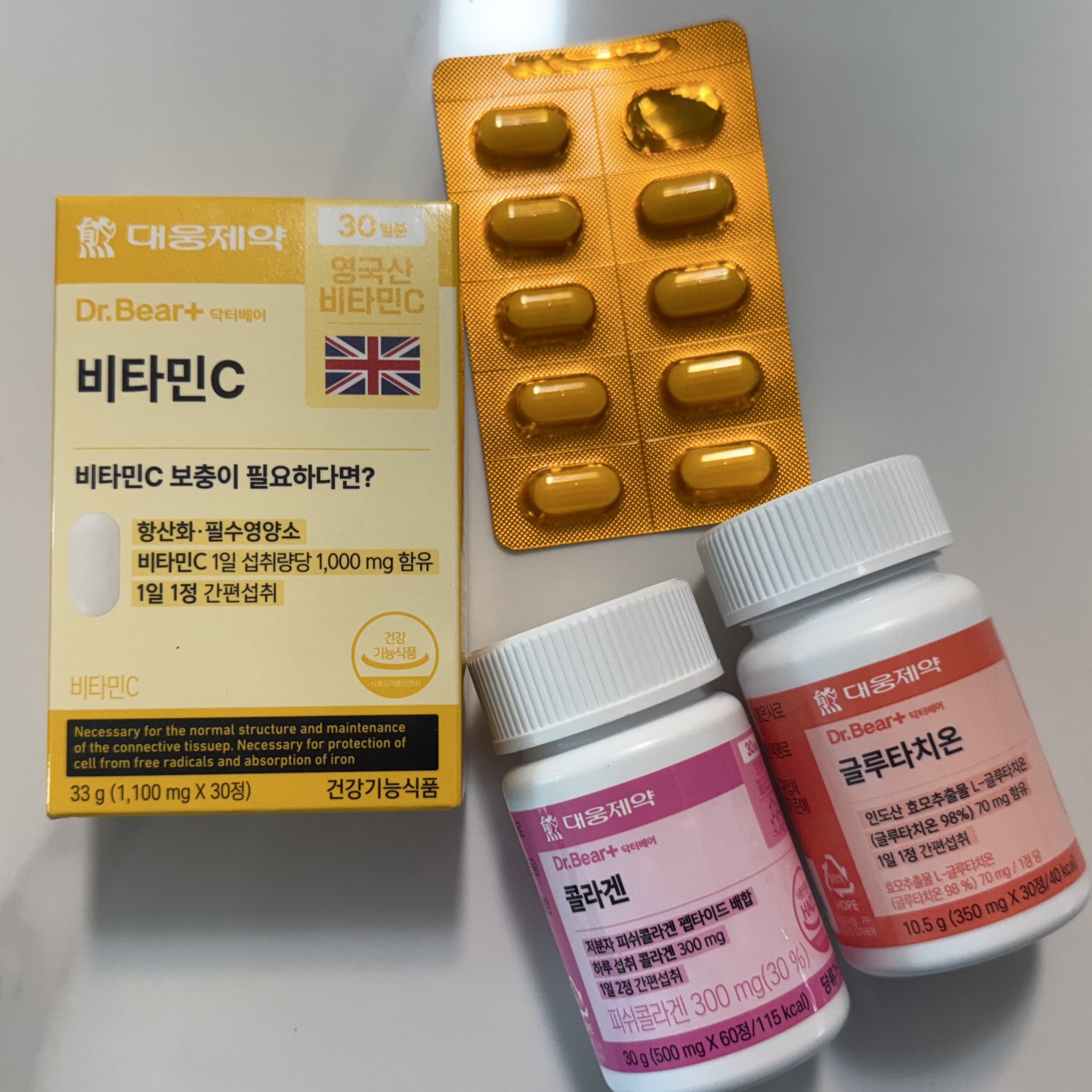 韓国のダイソーって、ちょっとした雑貨とか日用品の種類がすごく豊富で、ふらっと入ったつもりがついつい長居しちゃいます。
この前たまたま買ってみた「ワンプッシュで開くケース」が便利すぎて感動しました。
シートマスク入れたり、コットンを入れたり、使い道が多すぎる！しかも1100ウォン。

あと「ミニ収納ボックス」もよかったです。
無印っぽい見た目で、細々した文具とか整理するのにぴったりでした。
これはもう次行ったら追加で買う予定です！

みんなの「韓国ダイソーでこれ買って正解だった」アイテムもぜひ教えてください！