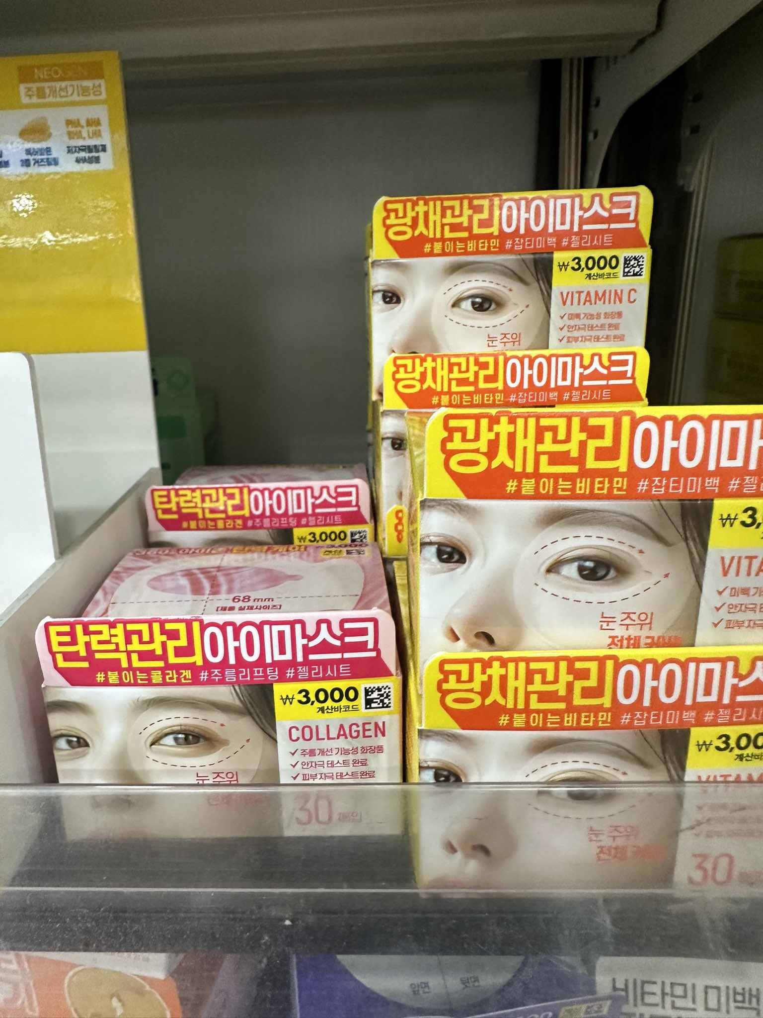 韓国のダイソーって、ちょっとした雑貨とか日用品の種類がすごく豊富で、ふらっと入ったつもりがついつい長居しちゃいます。
この前たまたま買ってみた「ワンプッシュで開くケース」が便利すぎて感動しました。
シートマスク入れたり、コットンを入れたり、使い道が多すぎる！しかも1100ウォン。

あと「ミニ収納ボックス」もよかったです。
無印っぽい見た目で、細々した文具とか整理するのにぴったりでした。
これはもう次行ったら追加で買う予定です！

みんなの「韓国ダイソーでこれ買って正解だった」アイテムもぜひ教えてください！