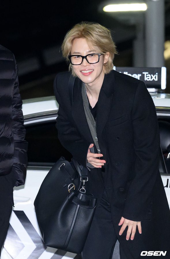 BTSが7人揃って海外スケジュールのため出国し、久しぶりの完全体での姿が大きな話題となりました。

久々に7人が並んで空港に登場したことで、メンバーの表情からも嬉しさがはっきり伝わる場面に。
特にジョングクは喜びが隠しきれない様子で、自然とテンションが上がっている姿が印象的でした。

一方で、腰よりも低い深いお辞儀を見せる姿は変わらず、
礼儀正しさと誠実さを感じさせる「お辞儀妖精」ぶりに安心したファンも多かったようです。

スマートフォンを大事そうに抱きしめながら歩く姿も含め、
7人それぞれの変わらない魅力に「やっぱりBTSだ」と感じさせる出国シーンとなりました。