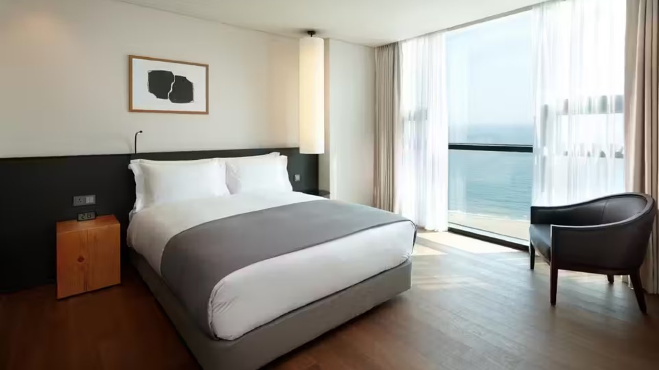 今度の旅行で泊まるホテルを探してるんですが、
せっかくなら快適でアクセスも良くて、できればコスパもいいところにしたくて…
ソウルだけじゃなくて、釜山とか済州とか、地方都市でもOKです！

みなさんが実際に泊まって「ここよかった！」って思えたホテルあったらぜひ教えてほしいです。
チェーン系でも個人経営の宿でも大歓迎です！

場所とざっくりした感想だけでも教えてもらえたら助かります！