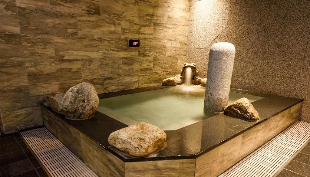 今度の旅行で泊まるホテルを探してるんですが、
せっかくなら快適でアクセスも良くて、できればコスパもいいところにしたくて…
ソウルだけじゃなくて、釜山とか済州とか、地方都市でもOKです！

みなさんが実際に泊まって「ここよかった！」って思えたホテルあったらぜひ教えてほしいです。
チェーン系でも個人経営の宿でも大歓迎です！

場所とざっくりした感想だけでも教えてもらえたら助かります！