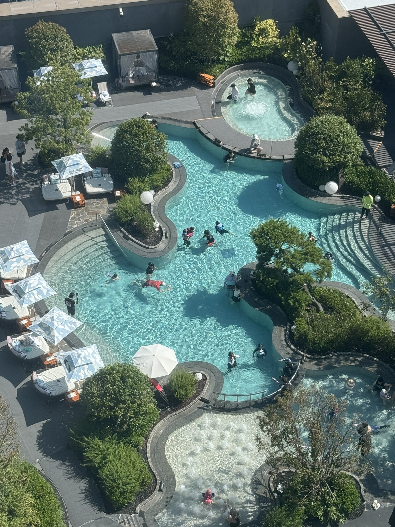 今度の旅行で泊まるホテルを探してるんですが、
せっかくなら快適でアクセスも良くて、できればコスパもいいところにしたくて…
ソウルだけじゃなくて、釜山とか済州とか、地方都市でもOKです！

みなさんが実際に泊まって「ここよかった！」って思えたホテルあったらぜひ教えてほしいです。
チェーン系でも個人経営の宿でも大歓迎です！

場所とざっくりした感想だけでも教えてもらえたら助かります！