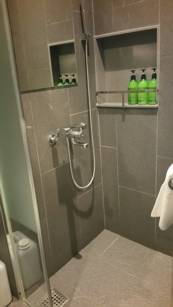 今度の旅行で泊まるホテルを探してるんですが、
せっかくなら快適でアクセスも良くて、できればコスパもいいところにしたくて…
ソウルだけじゃなくて、釜山とか済州とか、地方都市でもOKです！

みなさんが実際に泊まって「ここよかった！」って思えたホテルあったらぜひ教えてほしいです。
チェーン系でも個人経営の宿でも大歓迎です！

場所とざっくりした感想だけでも教えてもらえたら助かります！
