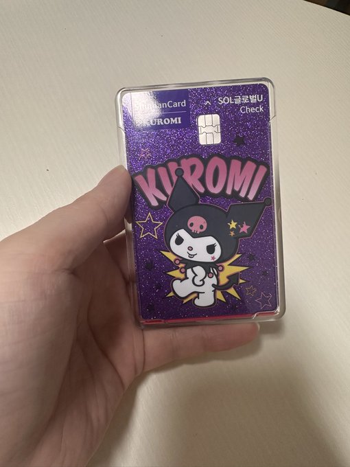 シナン銀行から出てる
サンリオコラボのチェックカードがあまりに可愛くて、
見た瞬間「これは発行しに行くしかない」と思って行ってきました。

実際のカードはデザインが数種類あって、
キャラによって雰囲気が全然違うから、
選ぶのも楽しいし、迷う時間すら幸せ。

カードとしての機能は普通のチェックカードなので、
日常使いしながら気分上げたい人にはおすすめです。
