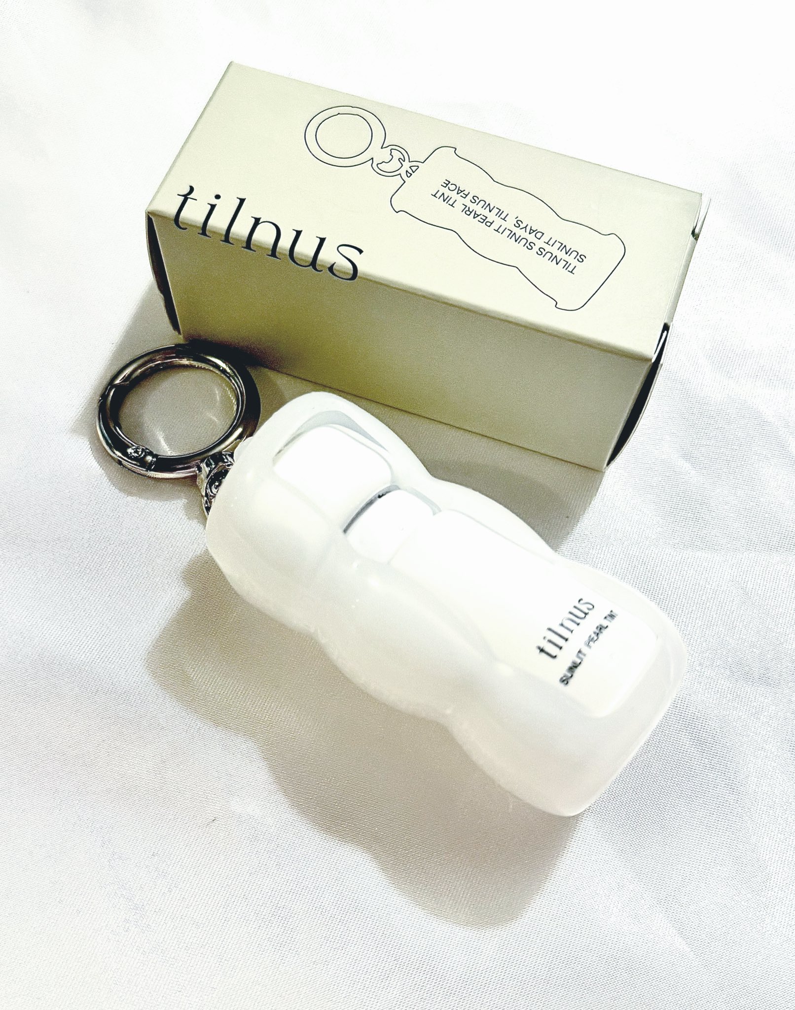 日韓共同コスメブランド「tilnus（ティルナス）」が、
スヌーピーとコラボした限定ティントを本日から先行発売スタート！

「サンリットパール ティント」は、
時間とともにパールが浮き上がる新感覚のツヤティントで、
既存の人気6色に加えて、今回のコラボ限定で夏らしい新色3色が登場しました。

「S101 グッドレッド」はオレンジ寄りの鮮やかなレッド、
「S102 ベストバディピンク」は上品なくすみピンク、
「S103 チャーミングコーラル」は血色感がかわいいコーラルカラー。
どのカラーもスヌーピーと仲間たちの限定パッケージ付きで、
見た目から気分が上がります！

さらに、おしゃれに持ち歩けるスヌーピーデザインのシリコンケースも同時発売。
スマホやバッグにつけてチャーム感覚で楽しめるアイテムです。