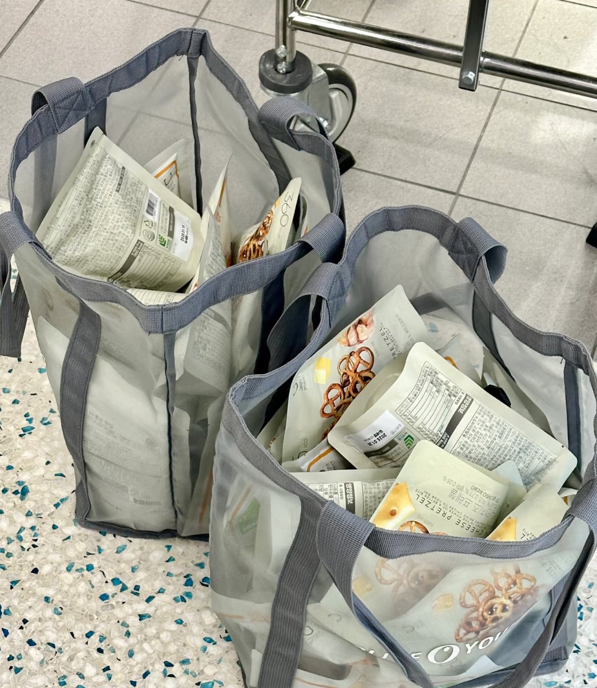“オリヤン、そして韓国薬局で何を買うか”それは旅の命運を左右する――。
現場で迷わないために、事前の情報武装は不可欠。
1本にするか、2本買うか、いや全色揃えるか。
どうでもよさそうなことで、なぜか人生レベルの選択が迫られる、
それが韓国旅行オリヤン・薬局編。

まずは私の一押し商品を。
韓国のクリニックの先生にオリヤンで直接すすめられて即買いしたエストラ。
乾燥肌でヒリつきやすいタイプなんですけど、これ使ってから肌が安定して、まさに“肌の治安維持コスメ”って感じでした。
敏感肌の方はとりあえずこれ使っておけば間違いない！！