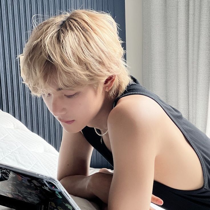 BTSのVが最近、インスタにアップした写真が話題になってます。ジムでのトレーニング直後と思われる写真で、ぬれた髪にグレーのTシャツ姿。そして何より目を引くのが、バキバキに仕上がった上腕の筋肉！

実はVは「24キロ増量が目標」と明かしていて、現在は本格的なバルクアップ中。肩や腕の筋肉がかなりしっかりついていて、その姿から努力の成果が伝わってきます。

軍服務を終えたBTSは、いよいよカムバックも控えていて、今後の活動にもますます期待が高まります。ワールドツアーの予定もあるみたいなので、世界中のARMYにとって熱い夏になりそう！