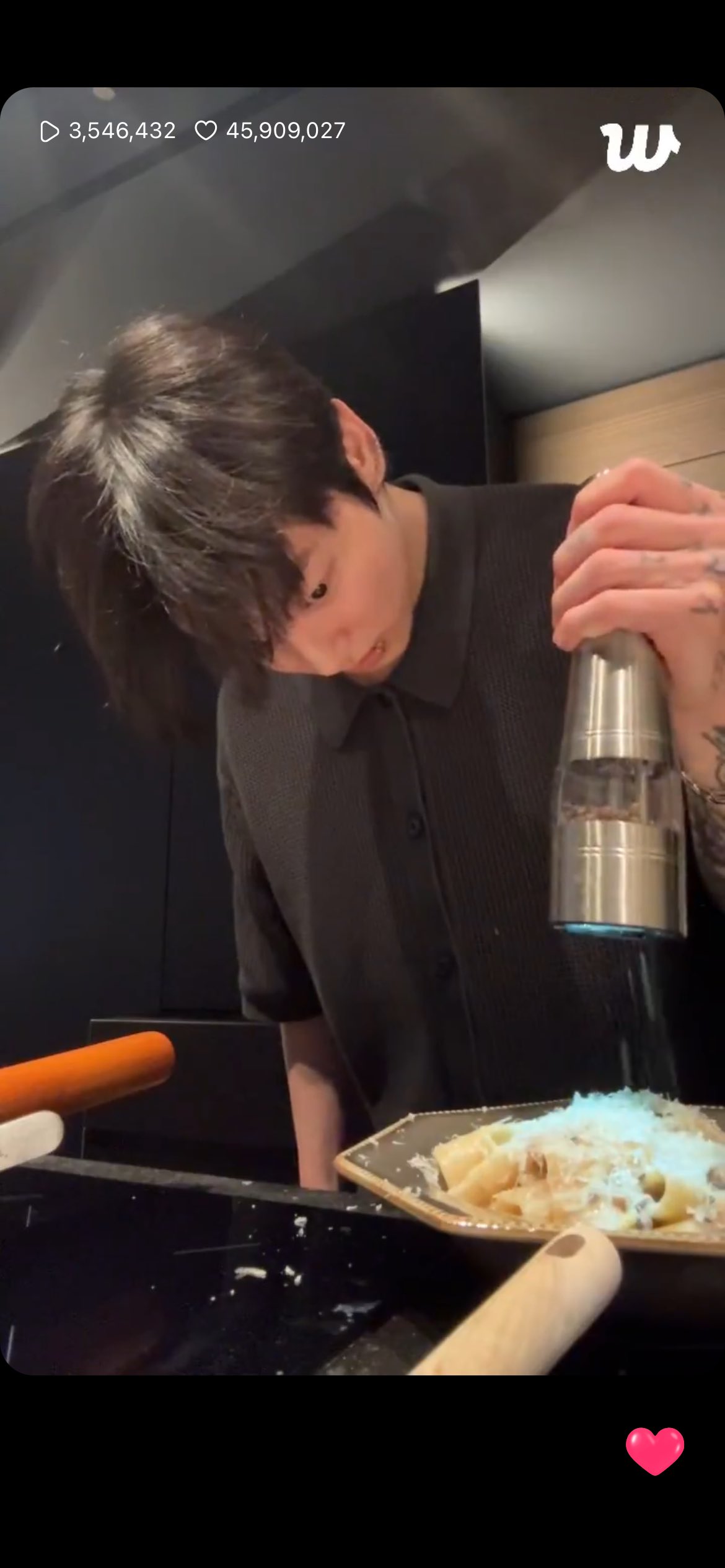 BTSのジョングクが、Weverseライブ配信でシェフ顔負けの料理スキルを披露した。配信タイトルは「お腹が空いて」。朝食を準備しながら、その様子をファンと共有した。

ジョングクが作ったのはトリュフクリームパスタ。玉ねぎときのこを切って炒め、バターやトリュフオイルを加え、仕上げにチーズをすりおろすなど本格的な手順を見せた。完成した料理はレストラン級の出来栄えで、本人も「とても美味しい。自分で作ったが上出来だ」と満足した様子を見せた。

さらにデザートタイムでは、片手で卵を割り「かっこいいでしょう？」とお茶目に自慢。その卵でスクランブルエッグを作り、バターとイチゴジャムを塗ったトーストにのせて食べる姿でファンを魅了した。

配信では「最近は炭酸やコーヒーを控えている」「夕方は漢江ランニングに行く」と近況も明かし、食事と運動を両立させるストイックさも披露。ジョングクの食べる姿、笑顔、そして健康管理まで詰まった配信となった。