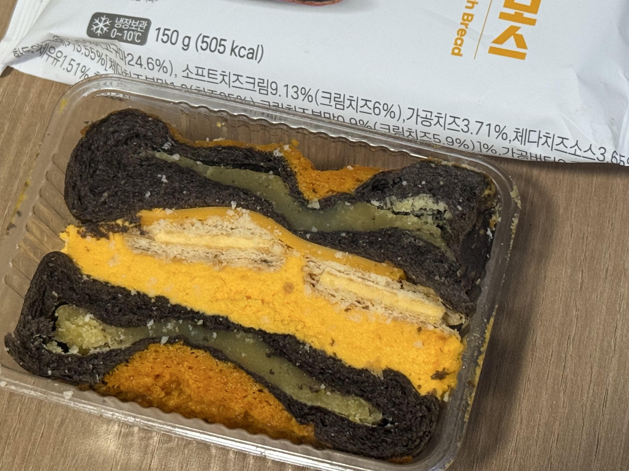 韓国旅行で欠かせないのがコンビニ巡り！
特にCUは定番のお菓子やドリンクはもちろん、
毎回新作が出ているから行くたびにワクワクします。

定番のキンパやおにぎりは安定の美味しさで、軽食や夜食にぴったり。
さらに、季節ごとに登場する限定スイーツやドリンクは見逃せません！
新発売のコラボ商品を探すのも楽しみのひとつです。

韓国のコンビニはイートインスペースがある店舗も多いので、買ってすぐ食べられるのも魅力。
旅行中の小腹満たしや、お土産探しにCUは外せないスポットです！
