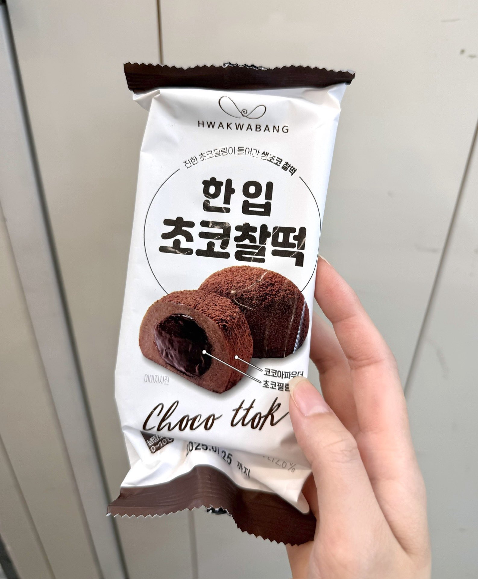 韓国旅行で欠かせないのがコンビニ巡り！
特にCUは定番のお菓子やドリンクはもちろん、
毎回新作が出ているから行くたびにワクワクします。

定番のキンパやおにぎりは安定の美味しさで、軽食や夜食にぴったり。
さらに、季節ごとに登場する限定スイーツやドリンクは見逃せません！
新発売のコラボ商品を探すのも楽しみのひとつです。

韓国のコンビニはイートインスペースがある店舗も多いので、買ってすぐ食べられるのも魅力。
旅行中の小腹満たしや、お土産探しにCUは外せないスポットです！