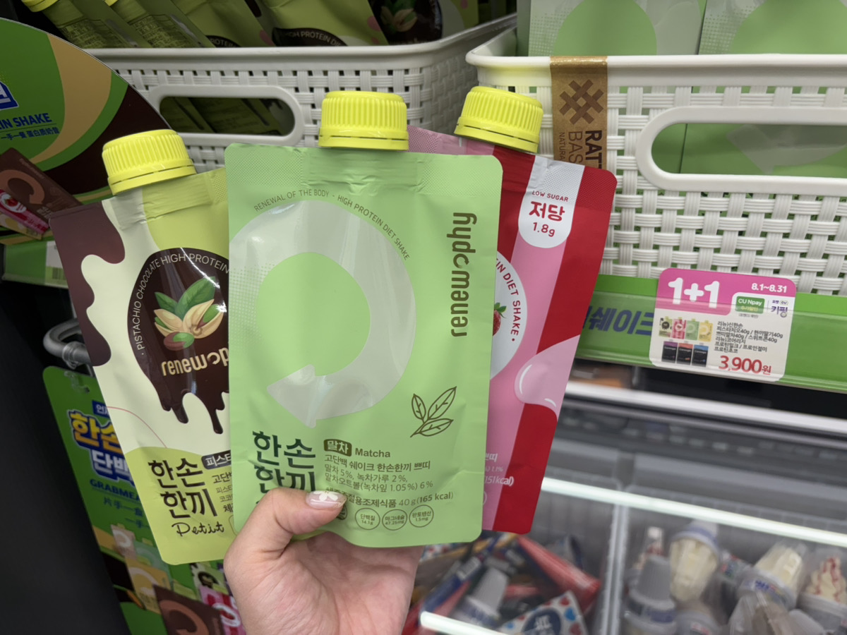 韓国旅行で欠かせないのがコンビニ巡り！
特にCUは定番のお菓子やドリンクはもちろん、
毎回新作が出ているから行くたびにワクワクします。

定番のキンパやおにぎりは安定の美味しさで、軽食や夜食にぴったり。
さらに、季節ごとに登場する限定スイーツやドリンクは見逃せません！
新発売のコラボ商品を探すのも楽しみのひとつです。

韓国のコンビニはイートインスペースがある店舗も多いので、買ってすぐ食べられるのも魅力。
旅行中の小腹満たしや、お土産探しにCUは外せないスポットです！