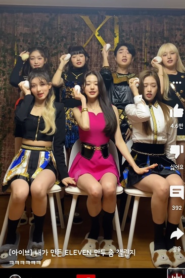 IVEが出演したサッカーイベントでの衣装をめぐり、SNS上で議論が巻き起こっています。

30日、水原ワールドカップ競技場で行われた「2025 Coupang Playシリーズ」第1戦にて、
IVEはキックインセレモニーとハーフタイムパフォーマンスに登場。
メンバーたちはそれぞれリメイクされたユニフォームを着用し、パフォーマンスを披露しました。

しかし、その衣装が「公の場にふさわしくないのでは」として一部で批判を集めることに。
特にウォニョンさんのチューブトップ型の衣装や、
肩を露出したスタイルが話題となり、SNSでは擁護と批判が交錯しました。

中国のファンコミュニティは正式な声明を出して抗議し、
事務所側に対して衣装の方向性やメンバー間でのスタイルの差を見直すよう求めました。

一方で、メンバーのレイさんはファンとの交流プラットフォームで
「メンバーそれぞれの好みに合わせてリメイクしてもらった」と説明。
衣装が本人たちの意向によるものであることを明かし、
過熱した議論は一部で落ち着きを見せています。

それでも、今回の出来事がK-POP女性アーティストに対する見方や、
舞台衣装の在り方に再び注目を集めるきっかけとなっています。