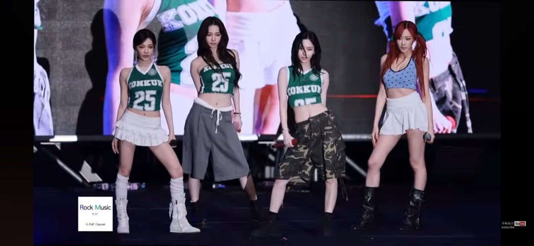 IVEが出演したサッカーイベントでの衣装をめぐり、SNS上で議論が巻き起こっています。

30日、水原ワールドカップ競技場で行われた「2025 Coupang Playシリーズ」第1戦にて、
IVEはキックインセレモニーとハーフタイムパフォーマンスに登場。
メンバーたちはそれぞれリメイクされたユニフォームを着用し、パフォーマンスを披露しました。

しかし、その衣装が「公の場にふさわしくないのでは」として一部で批判を集めることに。
特にウォニョンさんのチューブトップ型の衣装や、
肩を露出したスタイルが話題となり、SNSでは擁護と批判が交錯しました。

中国のファンコミュニティは正式な声明を出して抗議し、
事務所側に対して衣装の方向性やメンバー間でのスタイルの差を見直すよう求めました。

一方で、メンバーのレイさんはファンとの交流プラットフォームで
「メンバーそれぞれの好みに合わせてリメイクしてもらった」と説明。
衣装が本人たちの意向によるものであることを明かし、
過熱した議論は一部で落ち着きを見せています。

それでも、今回の出来事がK-POP女性アーティストに対する見方や、
舞台衣装の在り方に再び注目を集めるきっかけとなっています。