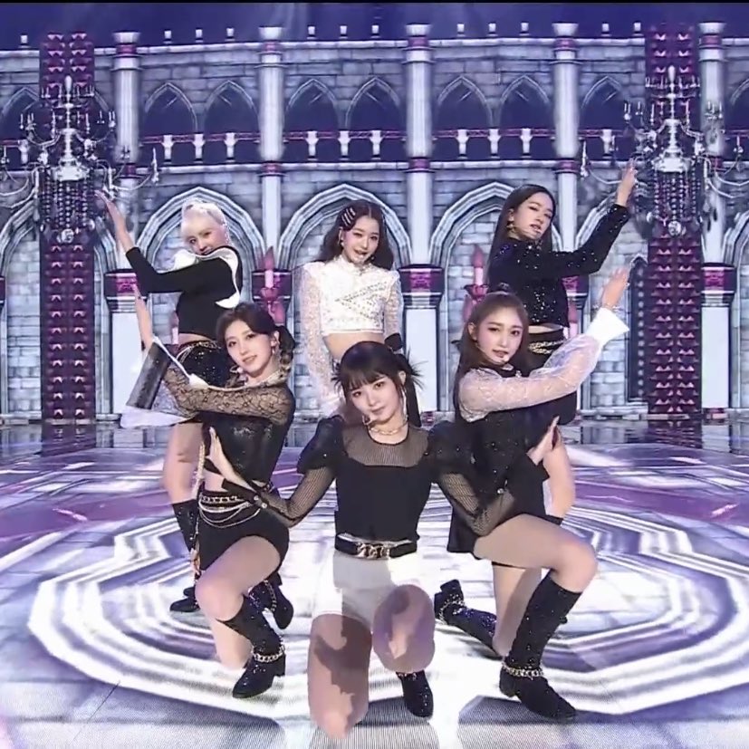 IVEが出演したサッカーイベントでの衣装をめぐり、SNS上で議論が巻き起こっています。

30日、水原ワールドカップ競技場で行われた「2025 Coupang Playシリーズ」第1戦にて、
IVEはキックインセレモニーとハーフタイムパフォーマンスに登場。
メンバーたちはそれぞれリメイクされたユニフォームを着用し、パフォーマンスを披露しました。

しかし、その衣装が「公の場にふさわしくないのでは」として一部で批判を集めることに。
特にウォニョンさんのチューブトップ型の衣装や、
肩を露出したスタイルが話題となり、SNSでは擁護と批判が交錯しました。

中国のファンコミュニティは正式な声明を出して抗議し、
事務所側に対して衣装の方向性やメンバー間でのスタイルの差を見直すよう求めました。

一方で、メンバーのレイさんはファンとの交流プラットフォームで
「メンバーそれぞれの好みに合わせてリメイクしてもらった」と説明。
衣装が本人たちの意向によるものであることを明かし、
過熱した議論は一部で落ち着きを見せています。

それでも、今回の出来事がK-POP女性アーティストに対する見方や、
舞台衣装の在り方に再び注目を集めるきっかけとなっています。