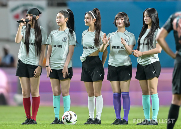 IVEが出演したサッカーイベントでの衣装をめぐり、SNS上で議論が巻き起こっています。

30日、水原ワールドカップ競技場で行われた「2025 Coupang Playシリーズ」第1戦にて、
IVEはキックインセレモニーとハーフタイムパフォーマンスに登場。
メンバーたちはそれぞれリメイクされたユニフォームを着用し、パフォーマンスを披露しました。

しかし、その衣装が「公の場にふさわしくないのでは」として一部で批判を集めることに。
特にウォニョンさんのチューブトップ型の衣装や、
肩を露出したスタイルが話題となり、SNSでは擁護と批判が交錯しました。

中国のファンコミュニティは正式な声明を出して抗議し、
事務所側に対して衣装の方向性やメンバー間でのスタイルの差を見直すよう求めました。

一方で、メンバーのレイさんはファンとの交流プラットフォームで
「メンバーそれぞれの好みに合わせてリメイクしてもらった」と説明。
衣装が本人たちの意向によるものであることを明かし、
過熱した議論は一部で落ち着きを見せています。

それでも、今回の出来事がK-POP女性アーティストに対する見方や、
舞台衣装の在り方に再び注目を集めるきっかけとなっています。