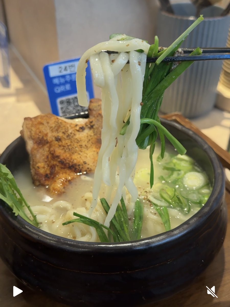 最近できたらしいです 聖水で見つけた鶏肉インパクト強めカルグクスのお店