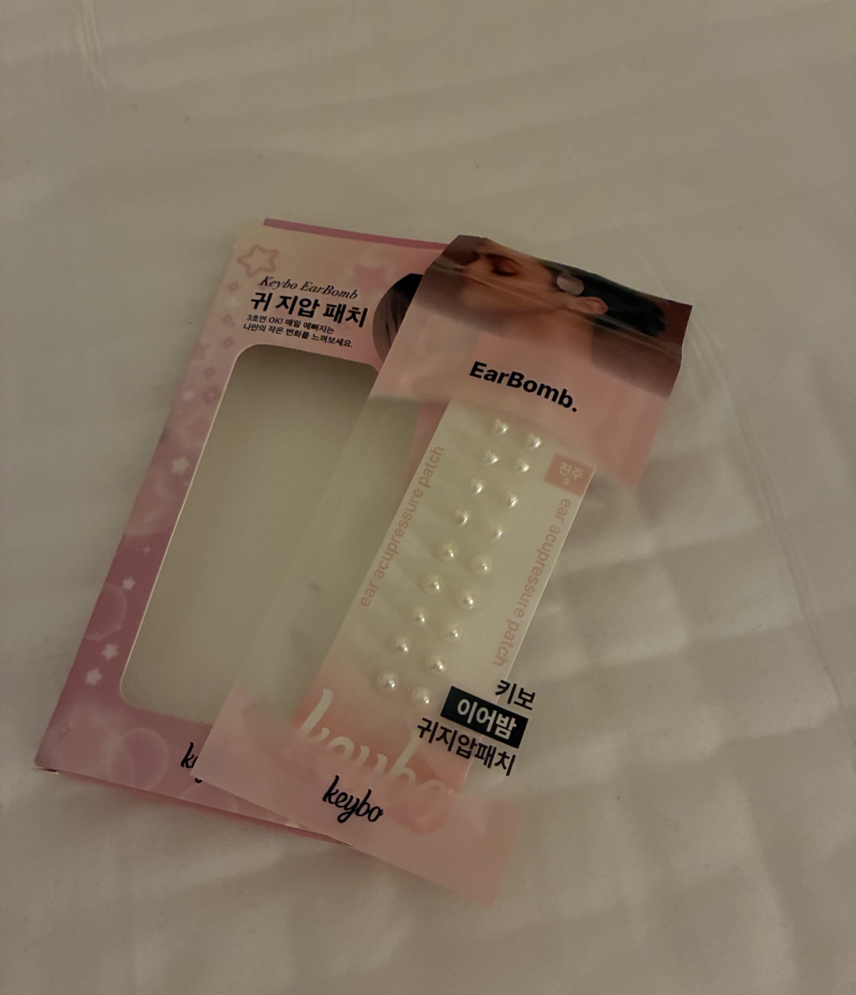 貼るだけで盛れる？韓国で話題の耳ツボジュエリー