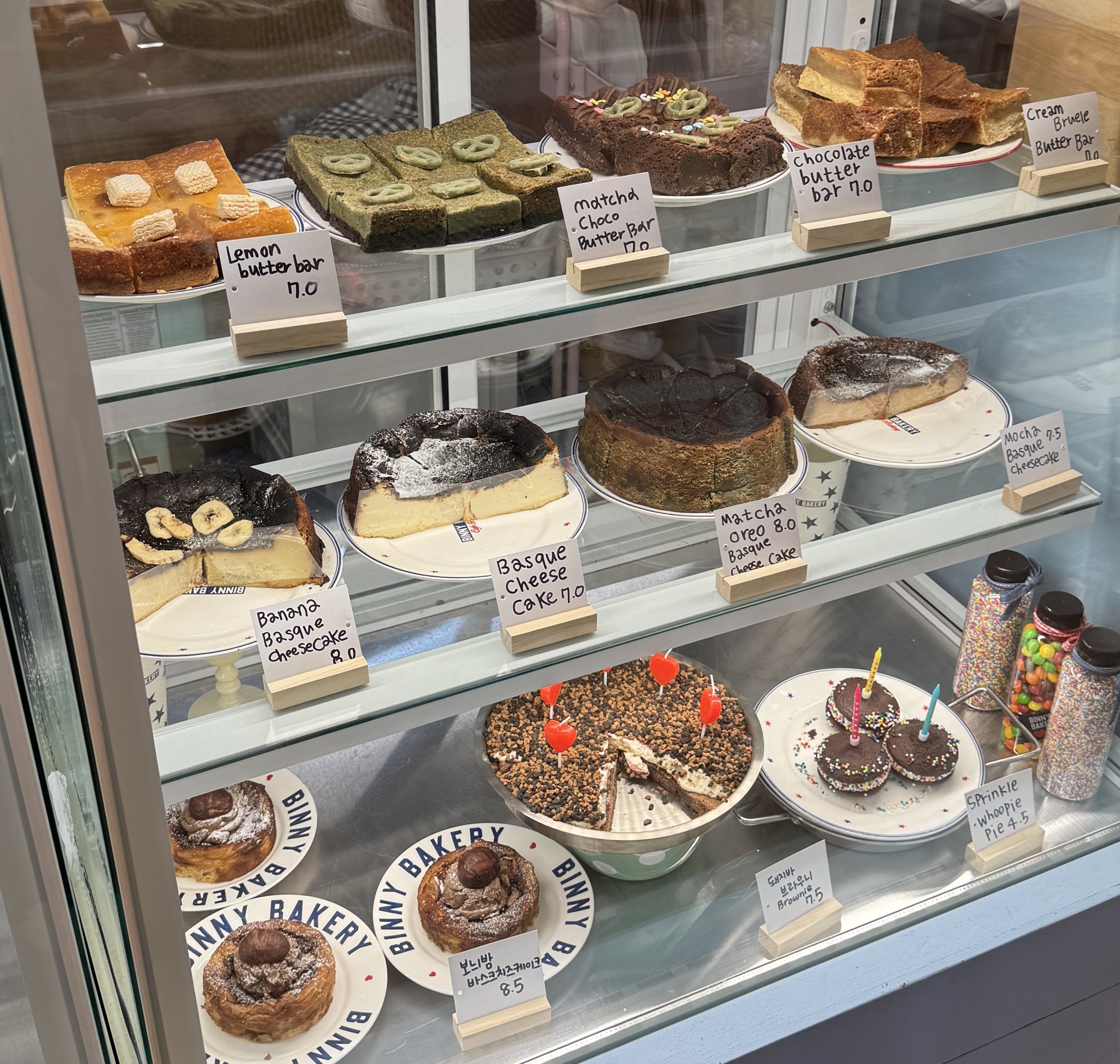 穴場カフェビニベーカリーで感動した苺ジャム入りブラウニーと濃厚チーズケーキ