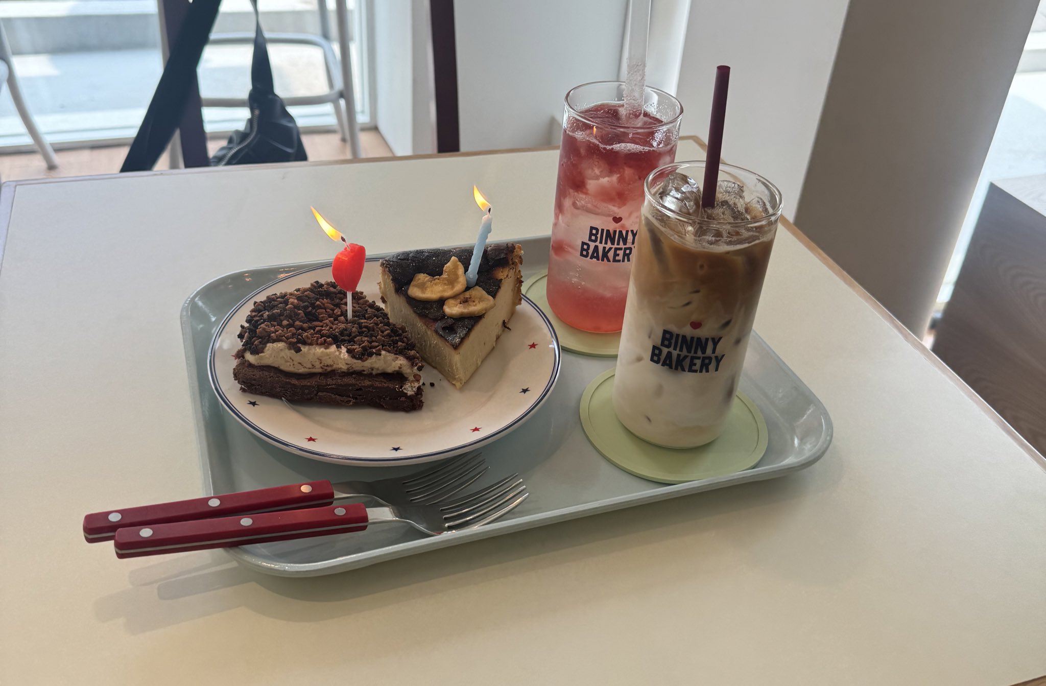 穴場カフェビニベーカリーで感動した苺ジャム入りブラウニーと濃厚チーズケーキ