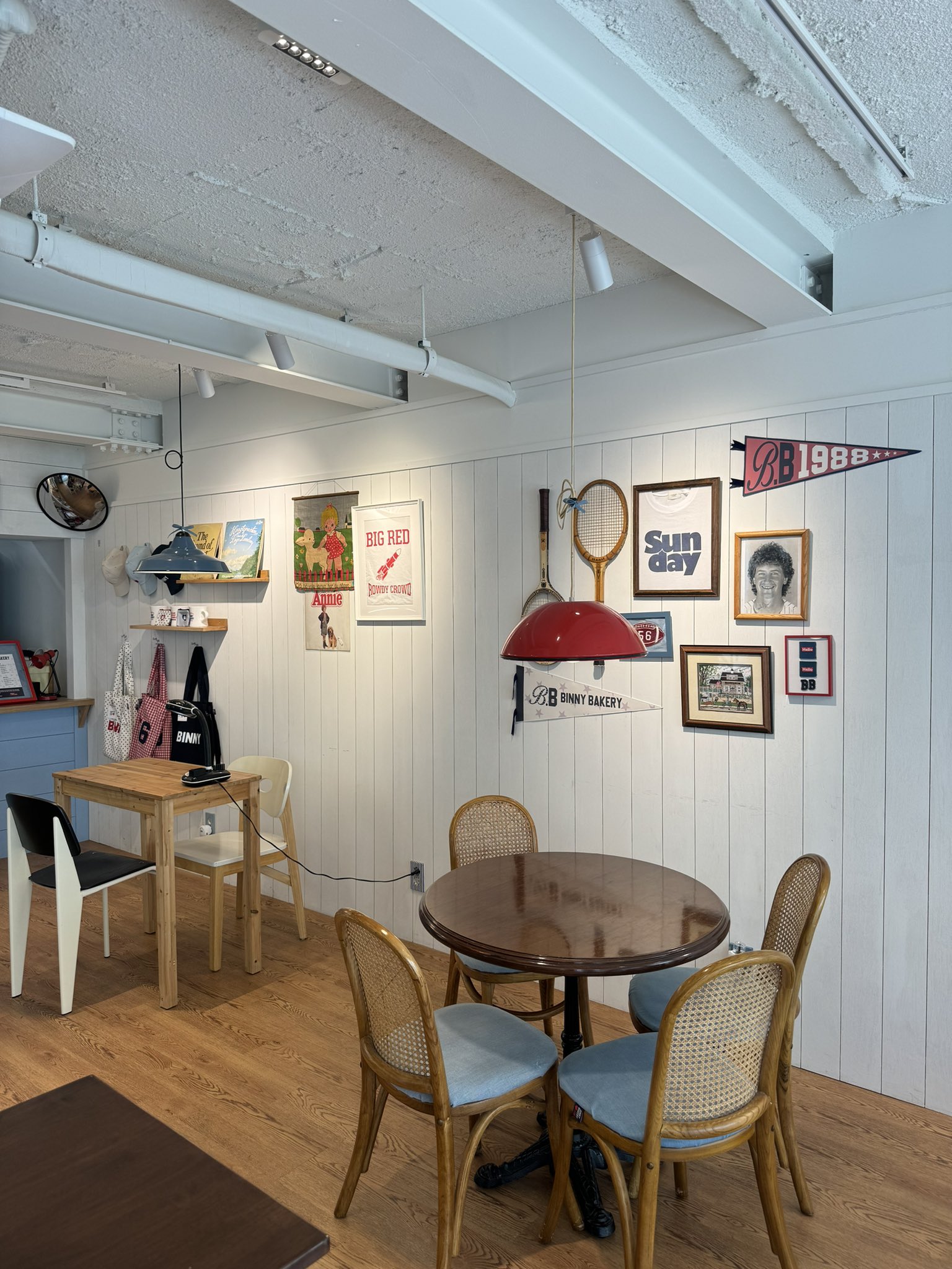 穴場カフェビニベーカリーで感動した苺ジャム入りブラウニーと濃厚チーズケーキ