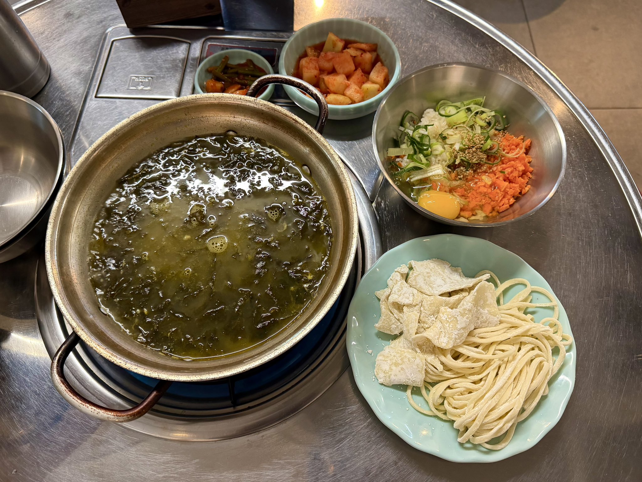 SM女子ドルも通うソンスの人気店 実力派の牛肉わかめ鍋が美味しすぎ！