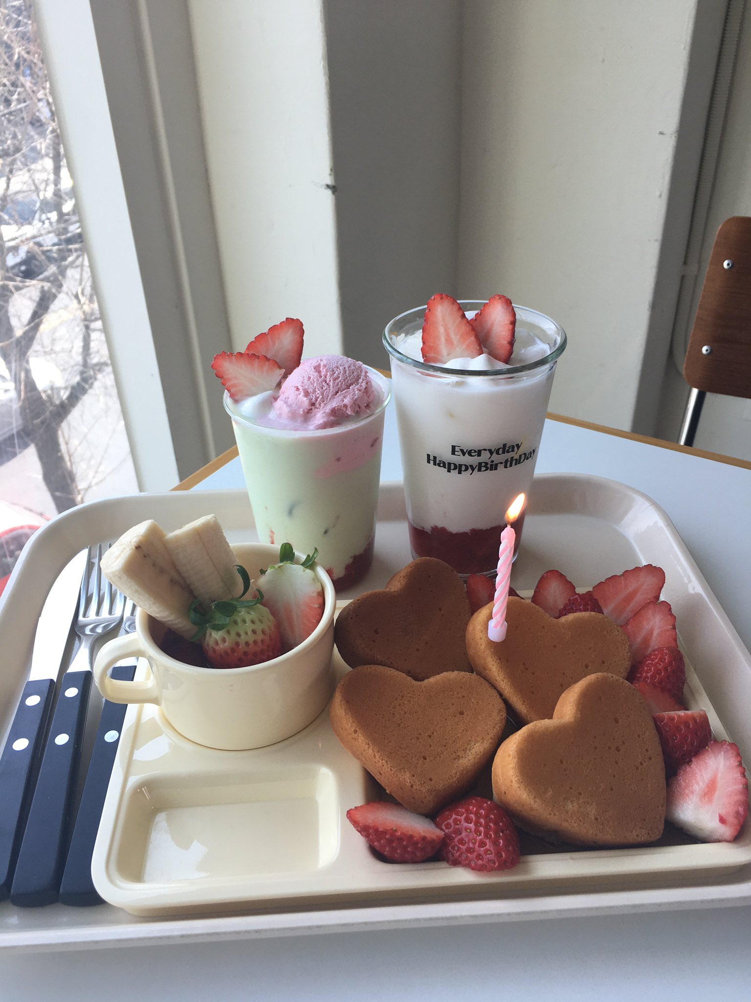 スイーツ全部にろうそくが付いてくる弘大の人気カフェ