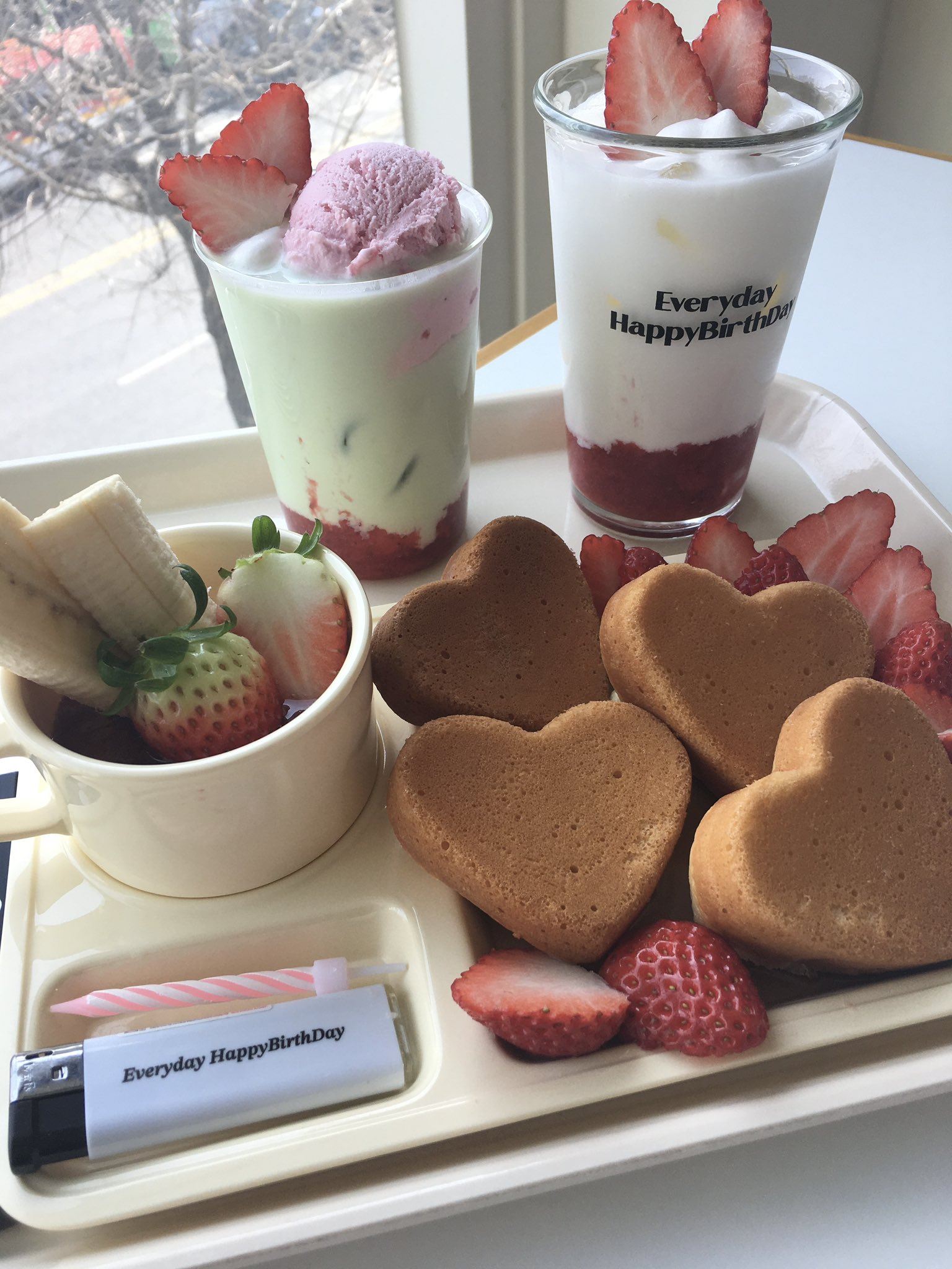 スイーツ全部にろうそくが付いてくる弘大の人気カフェ