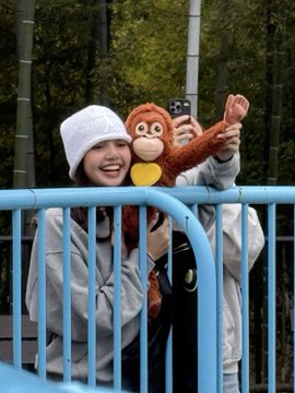 BLACKPINKリサ、日本の動物園で話題の子ザル「パンチくん」と対面