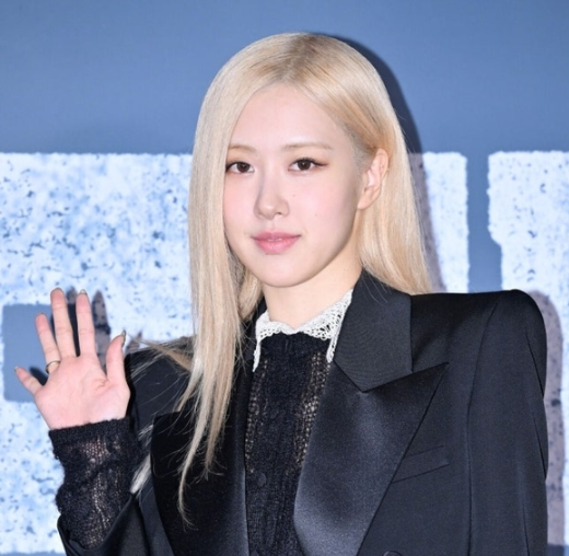 BLACKPINKロゼ、集合写真から除外？「人種差別的」とファン激怒
