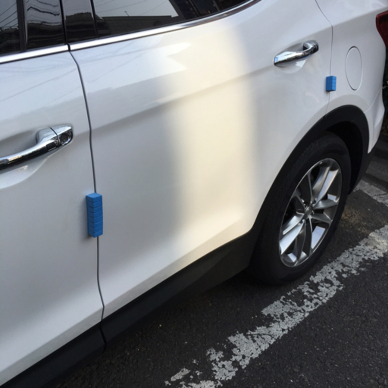韓国で車に青いスポンジ付いてたんですけど、あれって何ですか？