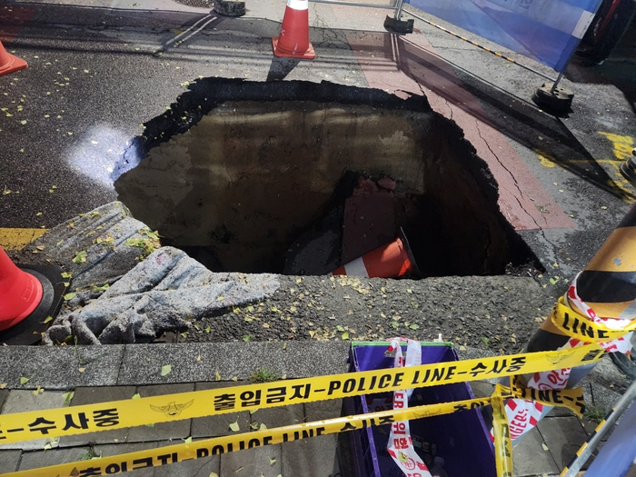 仁川でシンクホール発生、出勤時間に渋滞も…老朽管が原因か