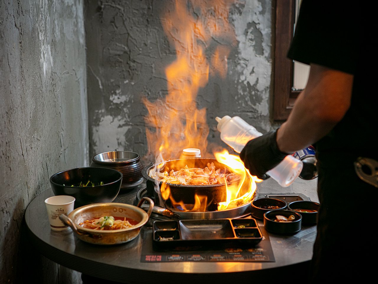 炎の演出が迫力です 明洞の大韓コプチャン