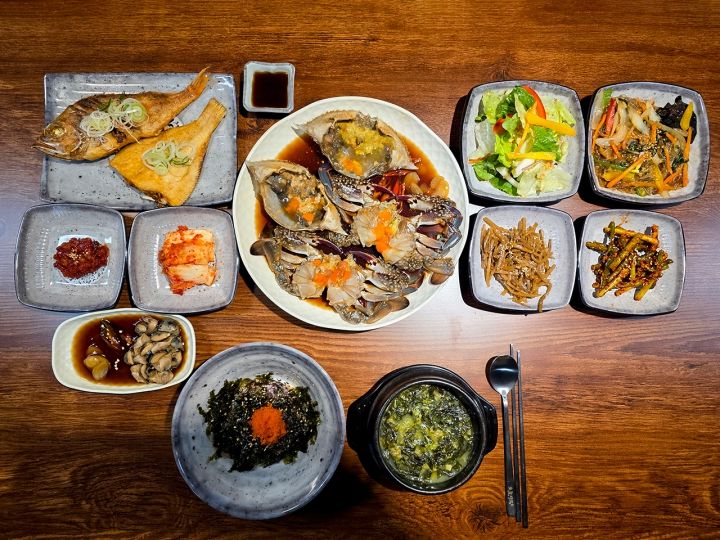 明洞で人気　ワカメスープ専門店のカンジャンケジャン定食