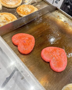 ふわもち生地が最高！話題のハートホットクが可愛すぎて人気上昇！