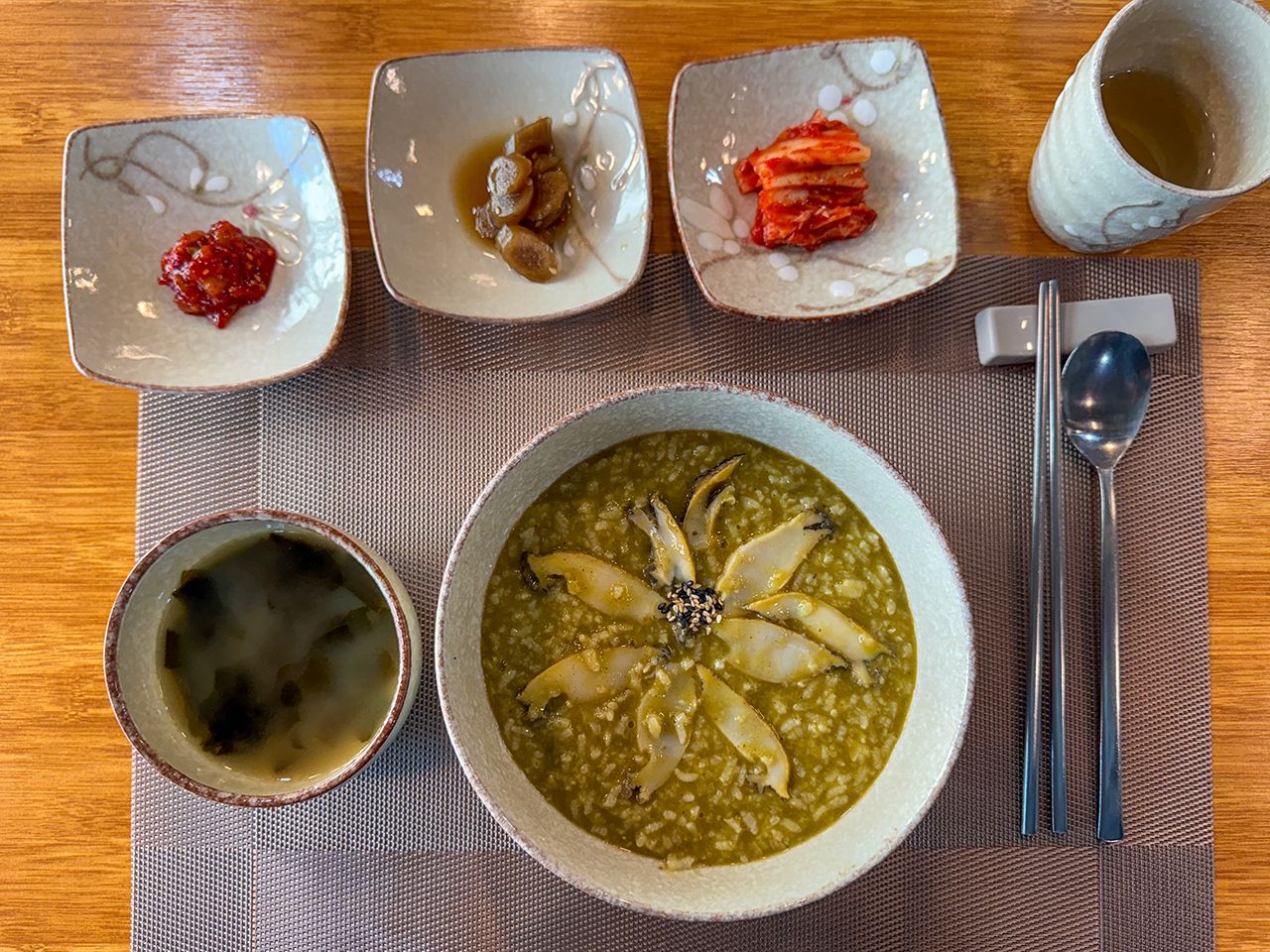 江南で体にしみる一杯です 莞島直送アワビのジニあわび粥