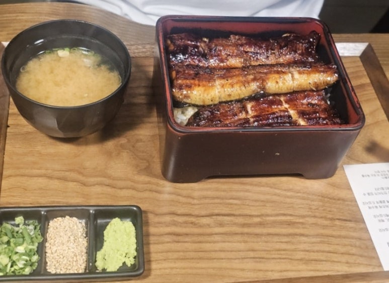 「白黒料理人」キム・テウシェフのうなぎ丼店に行ってみた