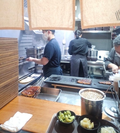 「白黒料理人」キム・テウシェフのうなぎ丼店に行ってみた