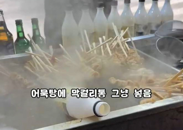韓国の雪祭りで露店の衛生問題　凍ったマッコリをプラスチックのままおでん鍋に