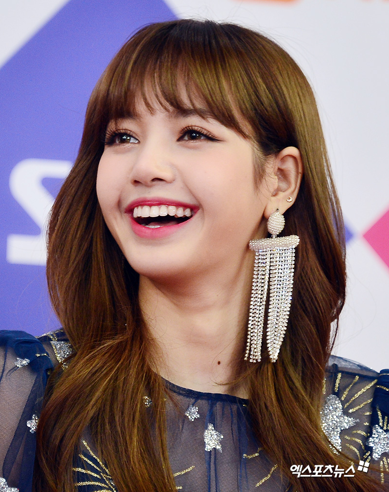 BLACKPINKリサの耳から血が…投稿された旅行写真に広がるファンの不安