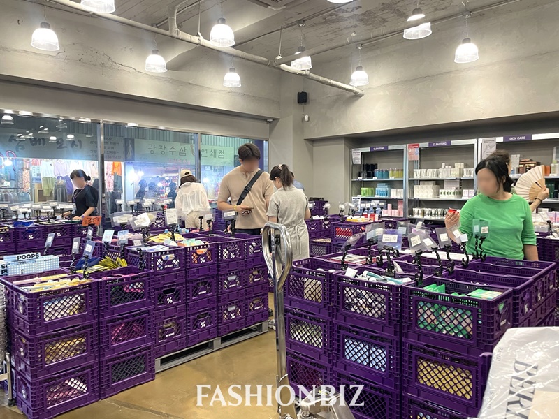 紫色が目印！広蔵市場に韓国発のコスメアウトレットがオープン！