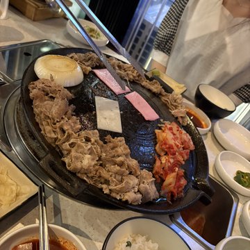 弘大・延南洞で話題　NCT WISHが訪れた“餅と食べる”サムギョプサル店