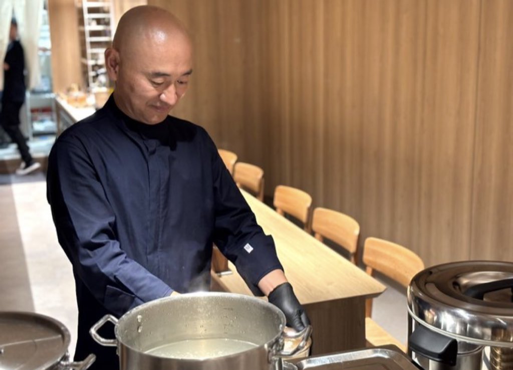 ネトフリ話題作出演の名店　コムタンスープ専門店オクドンシクが新大久保に