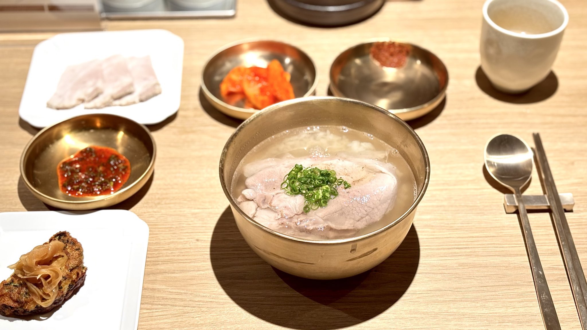 ネトフリ話題作出演の名店　コムタンスープ専門店オクドンシクが新大久保に