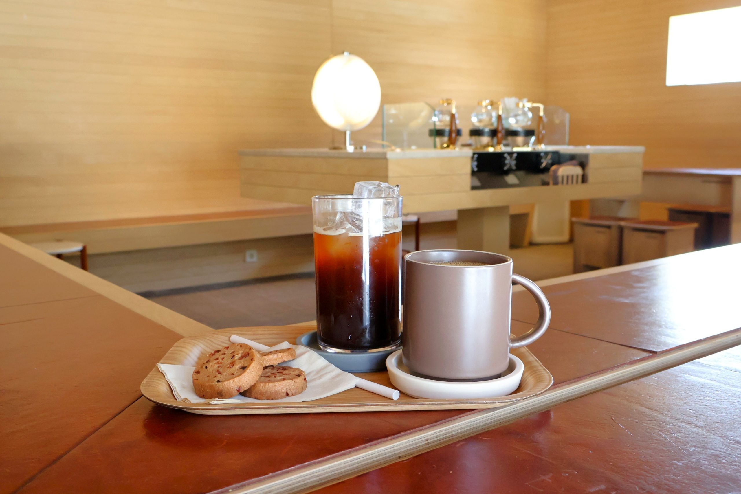 北村韓屋の景色が額縁みたいに見えるカフェ green mile coffee