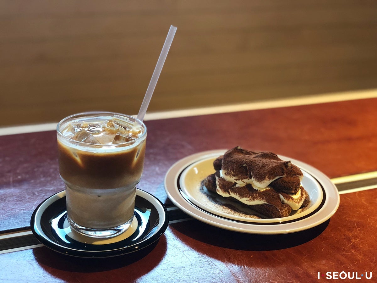 北村韓屋の景色が額縁みたいに見えるカフェ green mile coffee