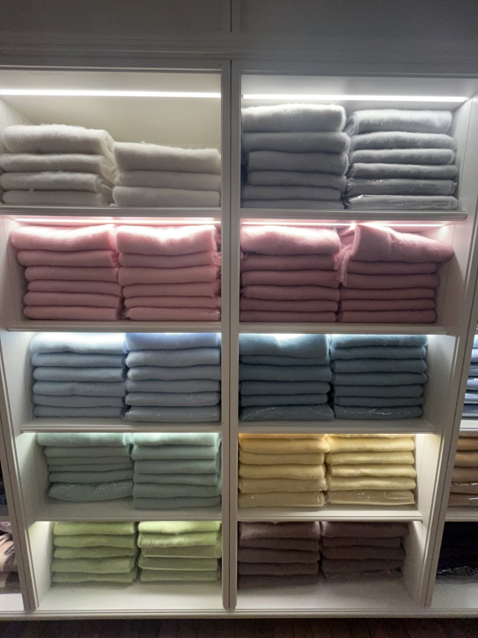 色も柄も無限。nyunyuHouseのマフラー売り場が天国だった